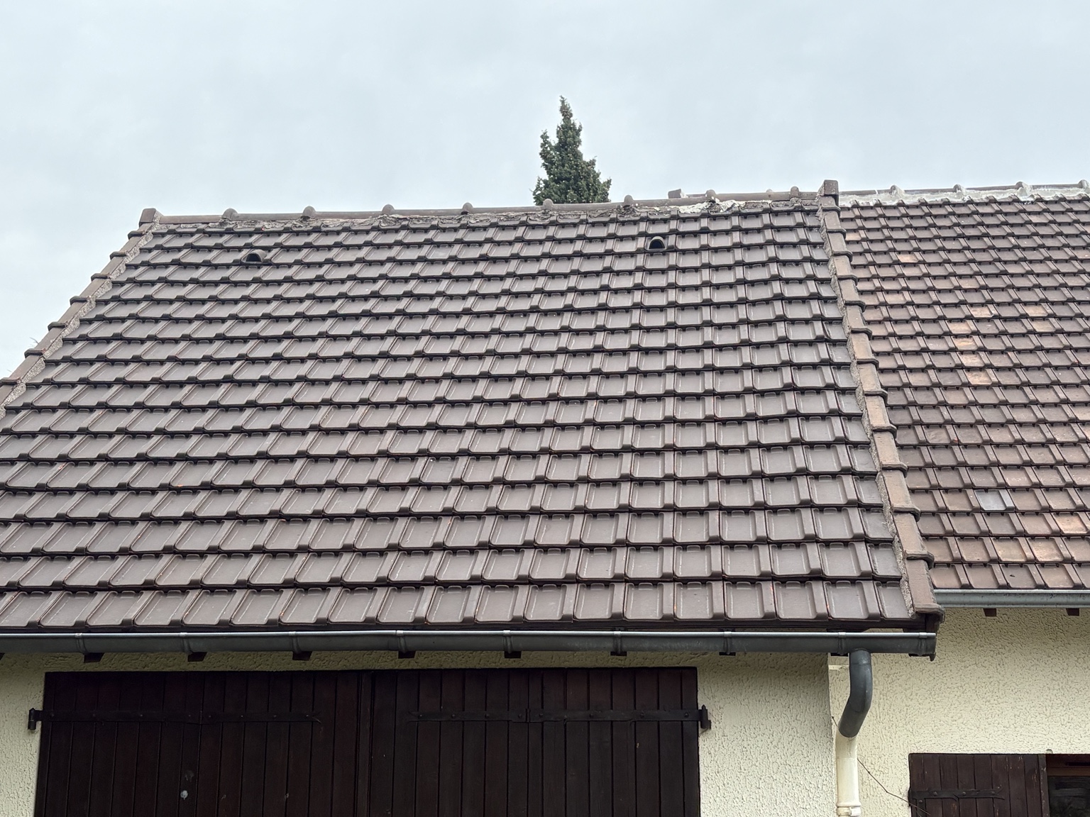 Nettoyage toiture en cours - L'Eco-Renov
