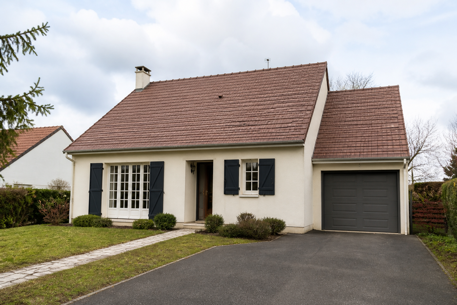 Application par pulvérisation d'un traitement anti-mousse sur façade dans l'Yonne (89)